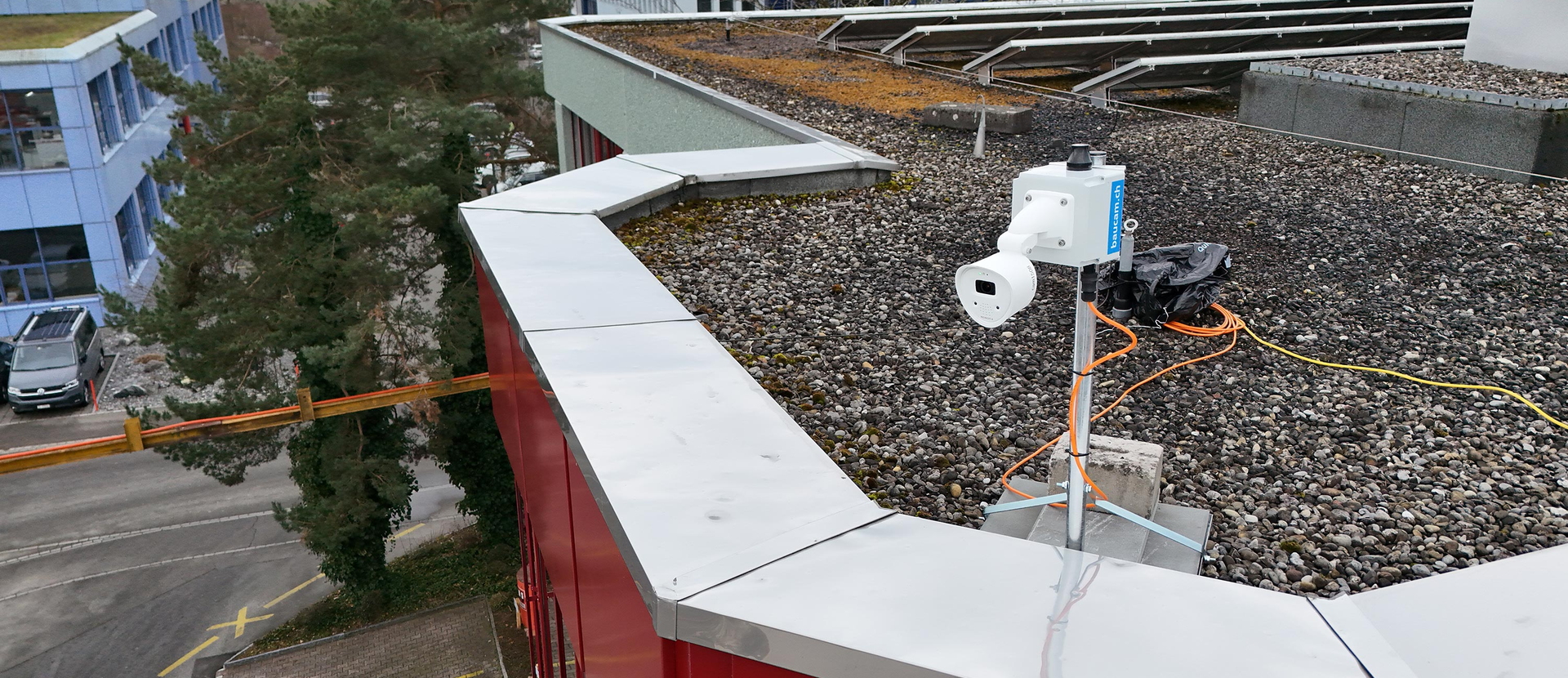 Zeitrafferkamera montiert auf Flachdach für Baustelle