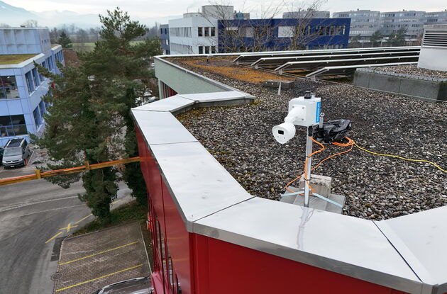 Zeitrafferkamera montiert auf Flachdach für Baustelle